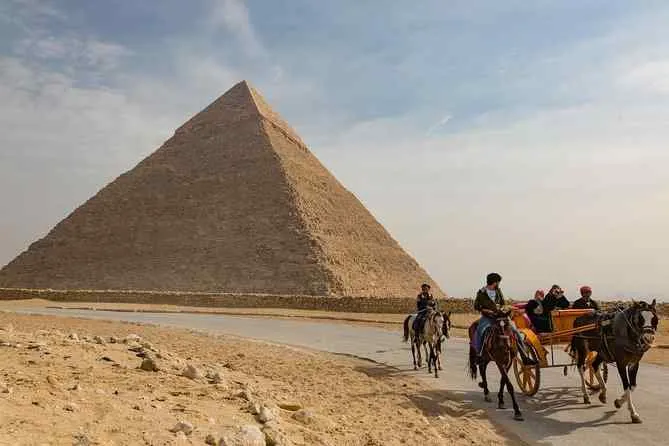Kairo: Abendessen mit Blick auf das Grand Egyptian Museum und die Pyramiden